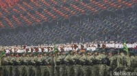 Prajurit TNI memperlihatkan keterampilan baris-berbaris dalam defile besar.