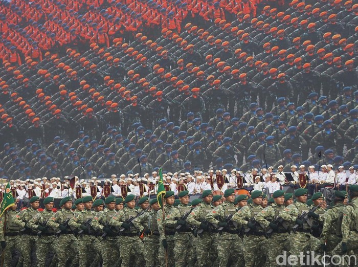 Barisan pasukan TNI melakukan defile saat gladi bersih HUT TNI ke-80 di Monas, Jakarta, Jumat (3/10/2025). Ribuan prajurit dikerahkan dalam persiapan ini.