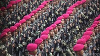 Jenderal Agus meminta seluruh prajurit memasang tatapan mata yang tajam saat Presiden Prabowo Subianto memeriksa pasukan. Barisan prajurit pun memberikan tatapan mata yang tajam saat Maung melintas.