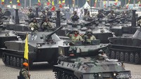 Usai demo atraksi, kegiatan dilanjutkan dengan terjun payung srikandi TNI. Kemudian ada juga defile pasukan dan alutsista.