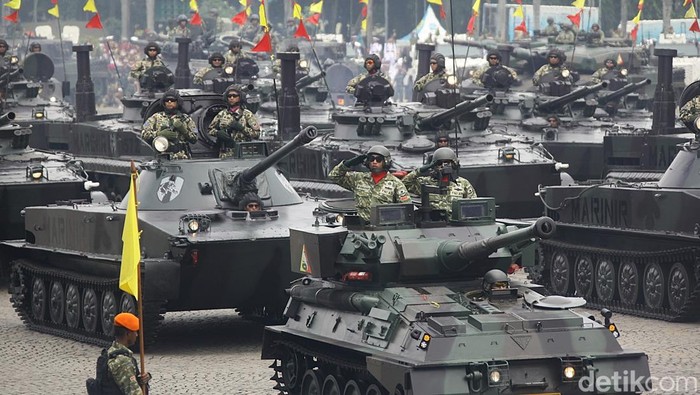 Barisan pasukan TNI melakukan defile saat gladi bersih HUT TNI ke-80 di Monas, Jakarta, Jumat (3/10/2025). Ribuan prajurit dikerahkan dalam persiapan ini.