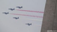 Sejumlah Pesawat F-16 milik TNI Angkatan Udara (AU) bermanuver mengelilingi langit Monas. Bukan sekedar melintas, pergerakan mereka adalah bagian demo pertempuran udara.