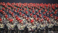 Jelang peringatan Hari Ulang Tahun (HUT) ke-80 Tentara Nasional Indonesia (TNI) yang jatuh pada 5 Oktober 2025, persiapan terus dimatangkan melalui sejumlah latihan dan gladi bersih di berbagai lokasi. Ribuan prajurit dari matra darat, laut, dan udara dilibatkan dalam rangkaian persiapan besar tersebut. Ari Saputra/Detik Foto