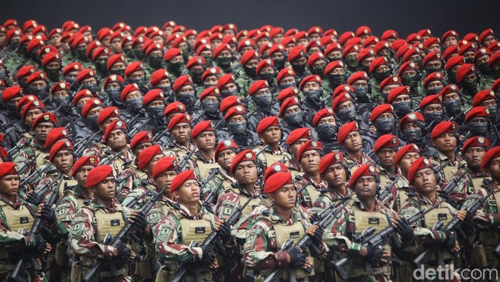 Barisan pasukan TNI melakukan defile saat gladi bersih HUT TNI ke-80 di Monas, Jakarta, Jumat (3/10/2025). Ribuan prajurit dikerahkan dalam persiapan ini.