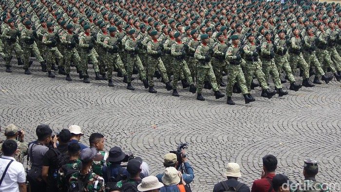 Gladi Bersih HUT ke-80 TNI, Monas Jadi Panggung Parade Pasukan-Alutsista Barisan pasukan TNI melakukan defile saat gladi bersih HUT TNI ke-80 di Monas, Jakarta, Jumat (3/10/2025). Ribuan prajurit dikerahkan dalam persiapan ini.