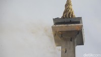 Atraksi diakhiri dengan rangkaian serbuan gedung, melibatkan pasukan khusus dari penerjun payung, sniper yang mengintai, hingga drone kamikaze memantau titik-titik musuh di dalam gedung.