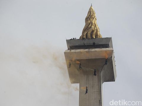 Barisan pasukan TNI melakukan defile saat gladi bersih HUT TNI ke-80 di Monas, Jakarta, Jumat (3/10/2025). Ribuan prajurit dikerahkan dalam persiapan ini.