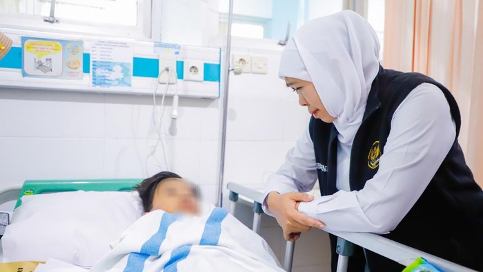 Gubernur Khofifah saat menjenguk santri korban ambruknya bangunan Ponpes Khoziny di rumah sakit