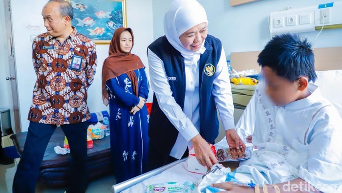 Gubernur Khofifah saat menjenguk Al Fatih