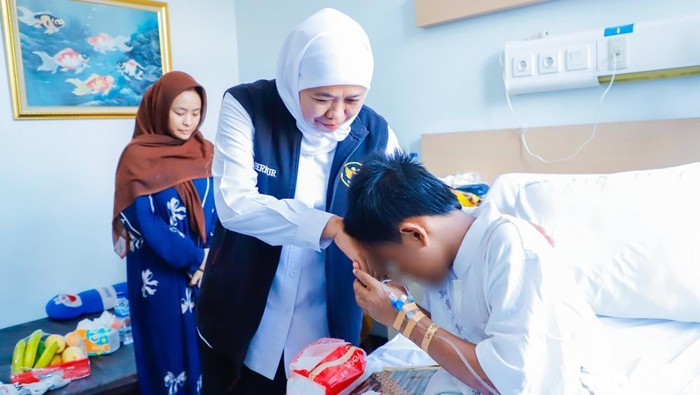 Gubernur Khofifah saat menjenguk Al Fatih