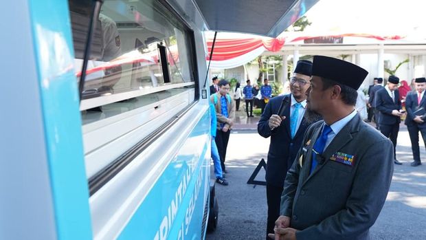 Gubernur Sulsel Andi Sudirman Sulaiman meluncurkan mobil Layanan Dukcapil Bergerak.