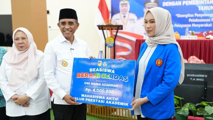 Gubernur Sulteng Anwar Hafid saat memberikan beasiswa ke salah seorang mahasiswa. Dokumen Istimewa