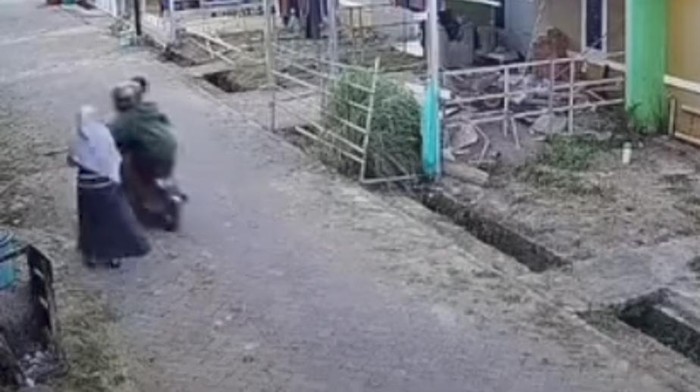 Ibu hamil di Maros nyaris dijambret 3 pria boncengan motor.