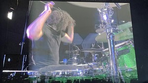 Kehadiran Ilan Rubin dipanggung pada 2 Oktober 2025 malam semakin mengguncang panggung Foo Fighters. Beberapa kali ia unjuk kebolehan dalam bermain drum. Foto: Pingkan/detikcom