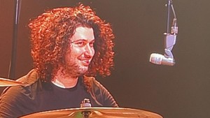 Ilan Rubin hadir sebagai pengganti Josh Freese, sebagai drummer Foo Fighters saat konser di Jakarta. Sebelumnya Josh Freese dipecat beberapa bulan lalu. Foto: Pingkan/detikcom