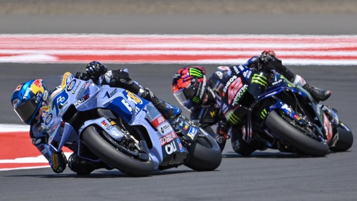 Pembalap Gresini Racing MotoGP Alex Marquez (kiri) bersama pembalap Monster Energy Yamaha MotoGP Alex Rins (kanan) memacu kecepatan sepeda motornya dalam sesi latihan bebas MotoGP Indonesia 2025 di Sirkuit Internasional Pertamina Mandalika, Lombok Tengah, Nusa Tenggara Barat, Jumat (3/10/2025). Hari pertama gelaran MotoGP Indonesia  2025 Seri ke-18 diisi dengan latihan bebas atau free practice dan practice untuk balapan Asia Talent Cup, Moto3, Moto2 dan MotoGP.ANTARA FOTO/Ahmad Subaidi/rwa.