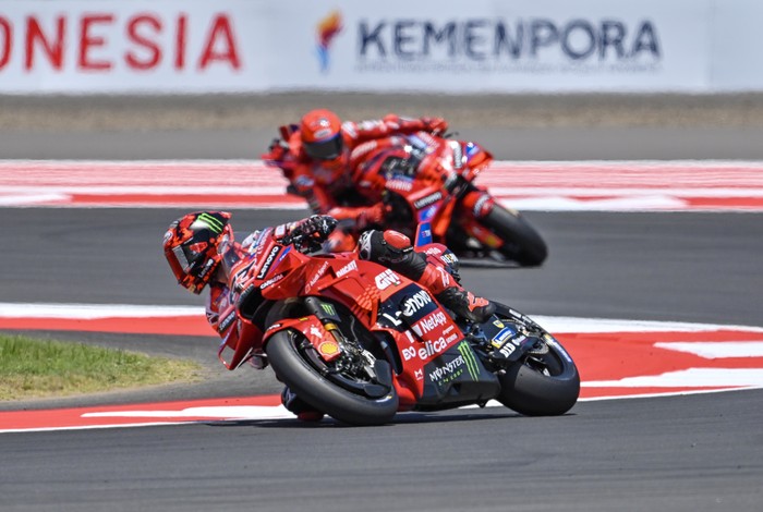 Pembalap Ducati Lenovo Francesco Bagnaia (kiri) dan Marc Marquez (kanan) memacu kecepatan motornya dalam sesi latihan bebas MotoGP Indonesia 2025 di Sirkuit Internasional Pertamina Mandalika, Lombok Tengah, Nusa Tenggara Barat, Jumat (3/10/2025). Hari pertama gelaran MotoGP Indonesia  2025 Seri ke-18 diisi dengan latihan bebas atau free practice dan practice untuk balapan Asia Talent Cup, Moto3, Moto2 dan MotoGP.ANTARA FOTO/Ahmad Subaidi/rwa.