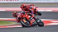 Pembalap Ducati Lenovo Francesco Bagnaia (kiri) dan Marc Marquez (kanan) memacu kecepatan motornya dalam sesi latihan bebas MotoGP Indonesia 2025 di Sirkuit Internasional Pertamina Mandalika, Lombok Tengah, Nusa Tenggara Barat, Jumat (3/10/2025). Foto: ANTARA FOTO/Ahmad Subaidi