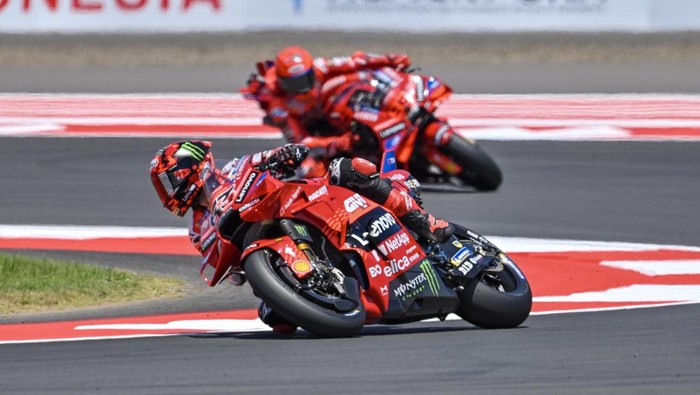 Pembalap Ducati Lenovo Francesco Bagnaia (kiri) dan Marc Marquez (kanan) memacu kecepatan motornya dalam sesi latihan bebas MotoGP Indonesia 2025 di Sirkuit Internasional Pertamina Mandalika, Lombok Tengah, Nusa Tenggara Barat, Jumat (3/10/2025). Hari pertama gelaran MotoGP Indonesia  2025 Seri ke-18 diisi dengan latihan bebas atau free practice dan practice untuk balapan Asia Talent Cup, Moto3, Moto2 dan MotoGP.ANTARA FOTO/Ahmad Subaidi/rwa.