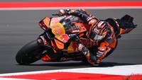 Pembalap Red Bull KTM Tech3 Maverick Vinales memacu kecepatan sepeda motornya dalam sesi latihan bebas. Hari pertama gelaran MotoGP Indonesia 2025 Seri ke-18 diisi dengan latihan bebas atau free practice dan practice untuk balapan Asia Talent Cup, Moto3, Moto2 dan MotoGP. Foto: ANTARA FOTO/Aditya Pradana Putra