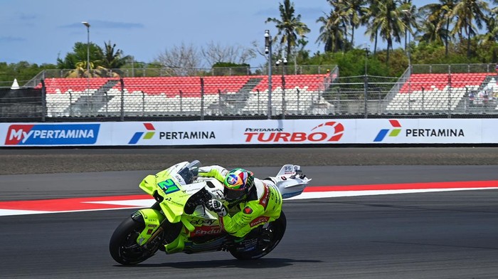 Pembalap Pertamina Enduro VR46 Racing Team Franco Morbidelli memacu kecepatan motornya dalam sesi latihan bebas MotoGP Indonesia 2025 di Sirkuit Internasional Pertamina Mandalika, Lombok Tengah, Nusa Tenggara Barat, Jumat (3/10/2025). MotoGP Indonesia yang merupakan Seri ke-18 MotoGP tahun ini berlangsung pada 3-5 Oktober 2025. ANTARAFOTO/Aditya Pradana Putra/rwa.