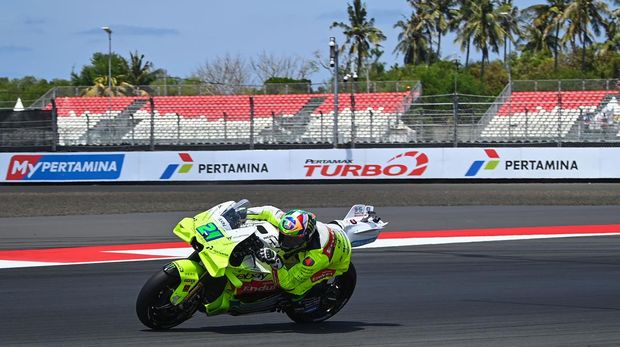 Intip Latihan Bebas MotoGP Mandalika 2025 Pembalap Pertamina Enduro VR46 Racing Team Franco Morbidelli memacu kecepatan motornya dalam sesi latihan bebas MotoGP Indonesia 2025 di Sirkuit Internasional Pertamina Mandalika, Lombok Tengah, Nusa Tenggara Barat, Jumat (3/10/2025). MotoGP Indonesia yang merupakan Seri ke-18 MotoGP tahun ini berlangsung pada 3-5 Oktober 2025. ANTARAFOTO/Aditya Pradana Putra/rwa.