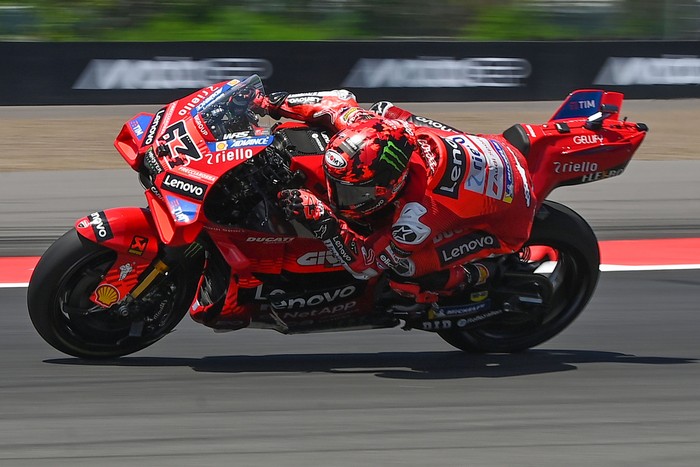 Pembalap Ducati Lenovo Team Francesco Bagnaia memacu kecepatan motornya dalam sesi latihan bebas MotoGP Indonesia 2025 di Sirkuit Internasional Pertamina Mandalika, Lombok Tengah, Nusa Tenggara Barat, Jumat (3/10/2025). MotoGP Indonesia yang merupakan Seri ke-18 MotoGP tahun ini berlangsung pada 3-5 Oktober 2025. ANTARAFOTO/Aditya Pradana Putra/rwa.