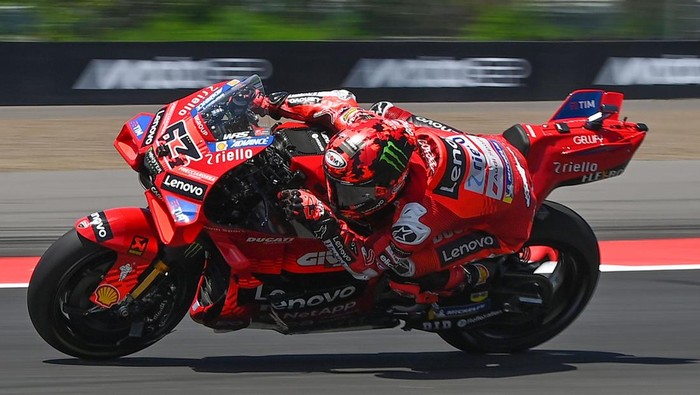 Pembalap Ducati Lenovo Team Francesco Bagnaia memacu kecepatan motornya dalam sesi latihan bebas MotoGP Indonesia 2025 di Sirkuit Internasional Pertamina Mandalika, Lombok Tengah, Nusa Tenggara Barat, Jumat (3/10/2025). MotoGP Indonesia yang merupakan Seri ke-18 MotoGP tahun ini berlangsung pada 3-5 Oktober 2025. ANTARAFOTO/Aditya Pradana Putra/rwa.