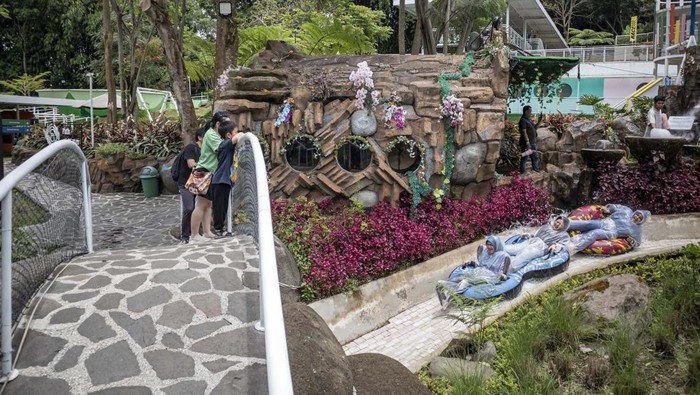 Wisatawan menaiki wahana permainan di objek wisata Dusun Bambu, Cisarua, Kabupaten Bandung Barat, Jawa Barat, Jumat (3/10/2025). Badan Pusat Statistik (BPS) mencatat jumlah perjalanan wisatawan nusantara (wisnus) ke Jawa Barat pada periode Agustus 2025 mencapai 16,64 juta perjalanan atau meningkat 27,59 persen dibandingkan periode yang sama pada tahun lalu dengan dominasi tujuan utama perjalanan ke Kabupaten/Kota Bodebek dan Bandung Raya. ANTARA FOTO/Abdan Syakura/rwa.