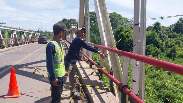 Dinas PUPR Muba memasang police line untuk pengamanan Jembatan Peninggalan.