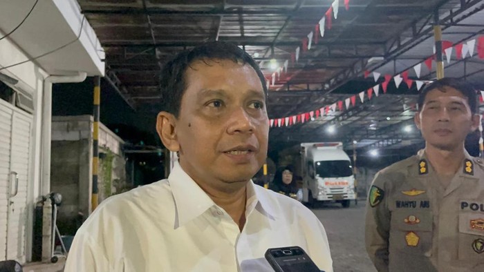 Kadinkes Provinsi Jatim Prof. Dr. dr. Erwin Astha Triyono saat wawancara di RS Bhayangkara Surabaya