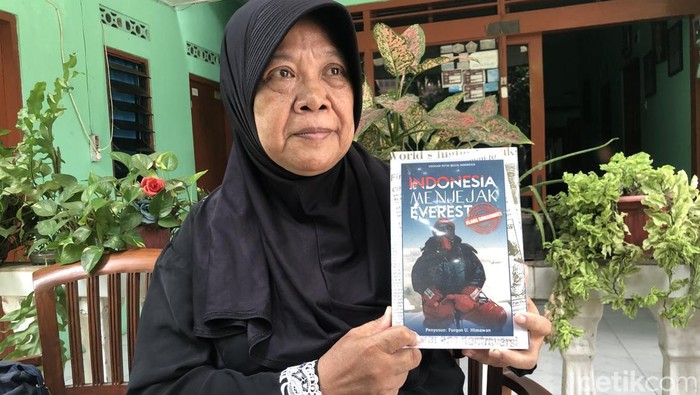 Kakak Clara Sumarwati, Rita Heru Setyatini memamerkan buku karangan Clara saat ditemui di rumah duka, Mantrijeron, Kota Jogja, Jumat (3/10/2025).