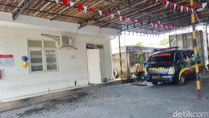 Kamar jenazah RS Bhayangkara Surabaya menerima jenazah santri Ponpes Sidoarjo.
