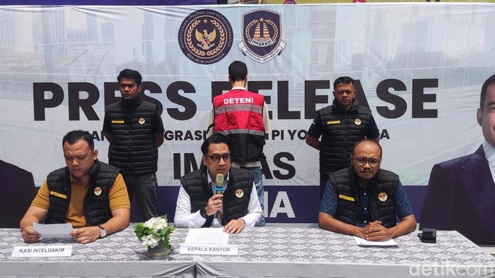 Kantor Imigrasi Kelas I TPI Yogyakarta melaukan penindakan terhadap dua pria Warga Negara Yordania berinisial MY dan AY yang tidak melapor ketika pindah alamat dan investasi fiktif.
