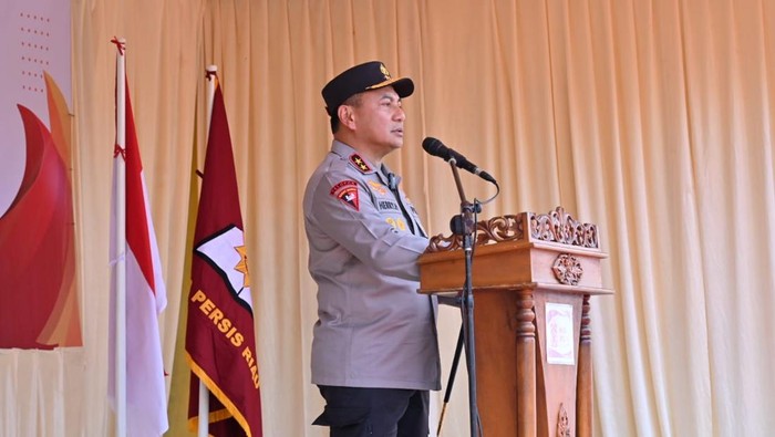 Kapolda Riau Irjen Herry Heryawan dan Himpunan Mahasiswa Persis menanam mangrove di Bengkalis, Jumat (3/10/2025).