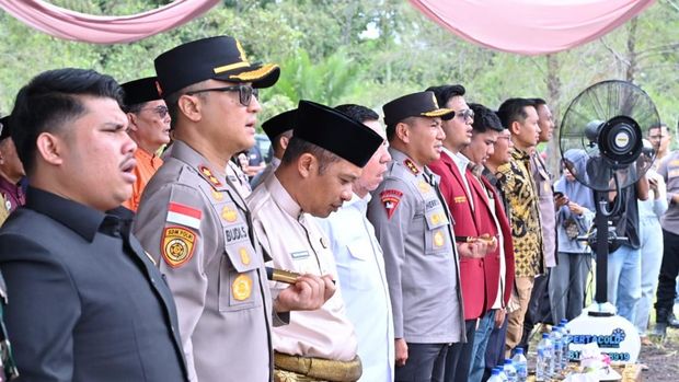 Kapolda Riau Irjen Herry Heryawan dan Himpunan Mahasiswa Persis menanam mangrove di Bengkalis, Jumat (3/10/2025).