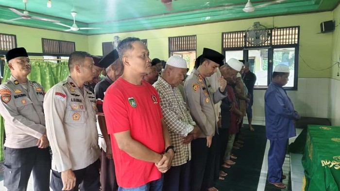 Kapolres Dumai AKBP Angga F Herlambang ikut menyalatkan jenazah warga yang meninggal dunia, Jumat (3/10/2025).