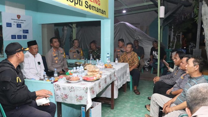 Kapolres Metro Jakarta Barat Kombes Twedi Aditya Bennyahdi mengunjungi Pos Satkamling RW 11, Jalan Aseni, Kelurahan Semanan, Kecamatan Kalideres, Jakarta Barat (dok. ist)