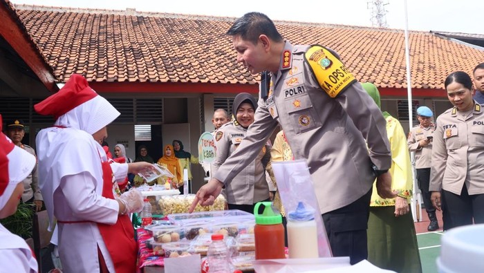 Kapolres Metro Jakarta Timur, Kombes Alfian Nurrizal, meninjau MBG di SD Kemala Bhayangkari 5.