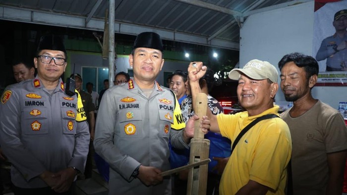 Kapolres Metro Tangerang Kota mengajak warga menjaga kamtibmas lewat Siskamling, Kamis (2/10/2025).