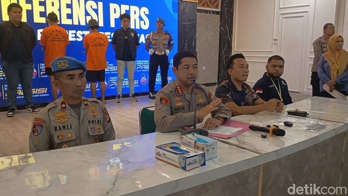 Kapolrestabes Makassar Kombes Arya Perdana saat merilis kasus pencabulan anak dibawah umur.