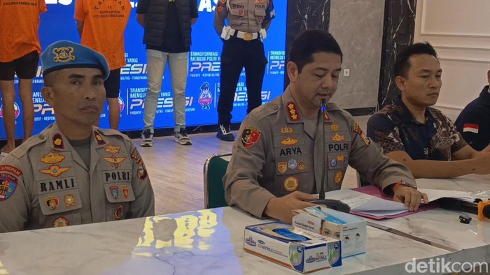 Kapolrestabes Makassar Kombes Arya Perdana saat merilis kasus pencabulan anak dibawah umur.