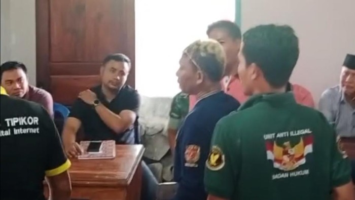 Kawanan pria berseragam ormas adu mulut warga di Kantor Desa Ncandi, Kecamatan Madapangga, Kabupaten Bima, NTB, Jumat, (3/10/2025). (Tangkapan layar video)
