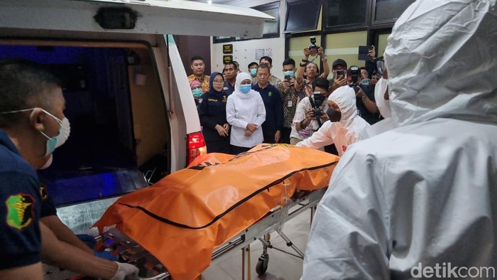 Kedatangan jenazah di RS Bhayangkara Surabaya