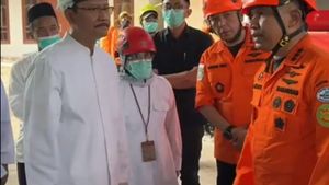 Mensos Saifullah Yusuf Tinjau Evakuasi Korban Runtuhan Pondok Pesantren Al-Khozini Mensos Saifullah Yusuf Tinjau Evakuasi Korban Runtuhan Pondok Pesantren Al-Khozini