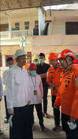 Mensos Saifullah Yusuf Tinjau Evakuasi Korban Runtuhan Pondok Pesantren Al-Khozini