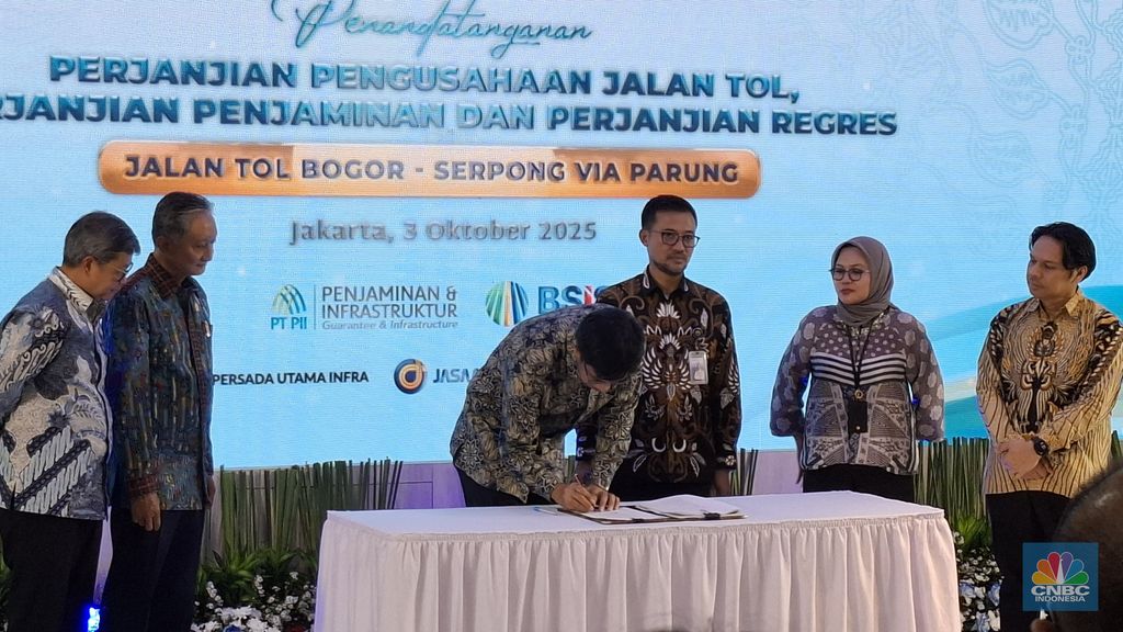 Kementerian Pekerjaan Umum (PU) resmi melakukan penandatanganan pengusahaan tol dengan Badan Usaha Jalan Tol (BUJT) PT Bogor Serpong Infra Selaras (BSIS). (CNBC Indonesia/Chandra Dwi Pranata)