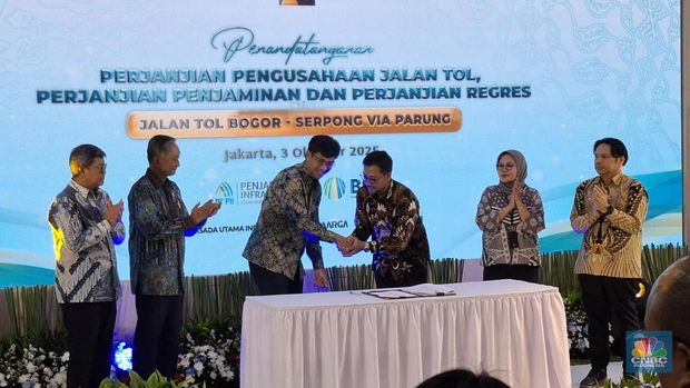 Kementerian Pekerjaan Umum (PU) resmi melakukan penandatanganan pengusahaan tol dengan Badan Usaha Jalan Tol (BUJT) PT Bogor Serpong Infra Selaras (BSIS). (CNBC Indonesia/Chandra Dwi Pranata)