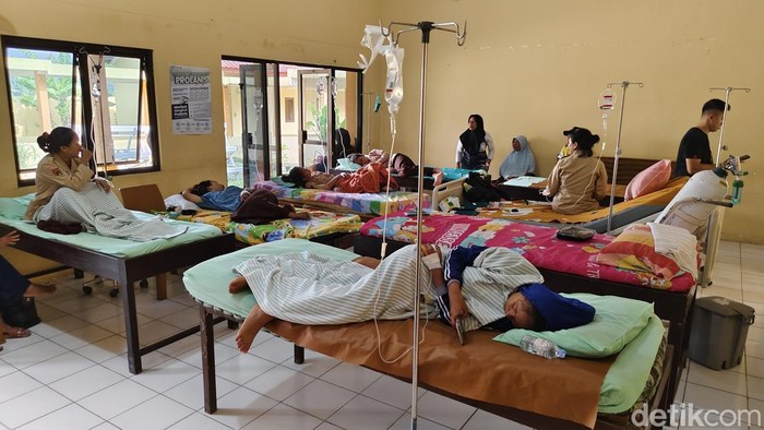 Kondisi murid menerima perawatan usai diduga keracunan Makan Bergizi Gratis (MBG) di Purworejo, Jumat (3/10/2025).