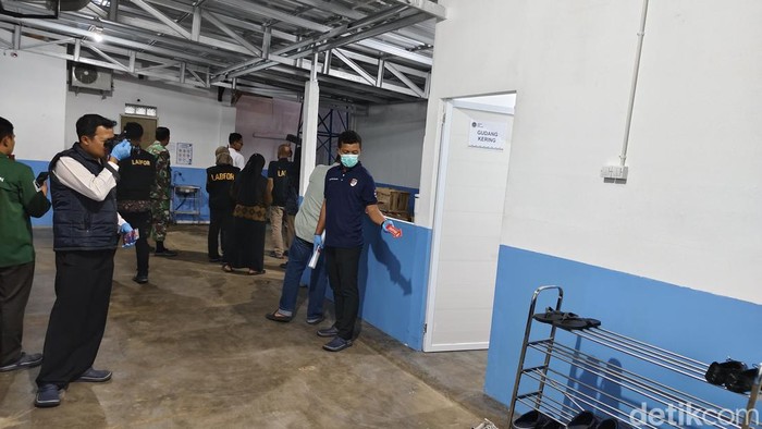 Polisi saat melakukan olah TKP di SPPG Kecamatan Purwodadi, Purworejo, Jumat (3/10/2025). Sebelumnya, ratusan murid di sana diduga keracunan MBG.